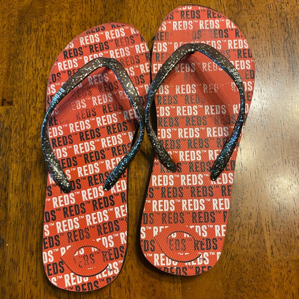 MLB Cincinnati Reds flip-flops. I am guessing on the size, between 6-7